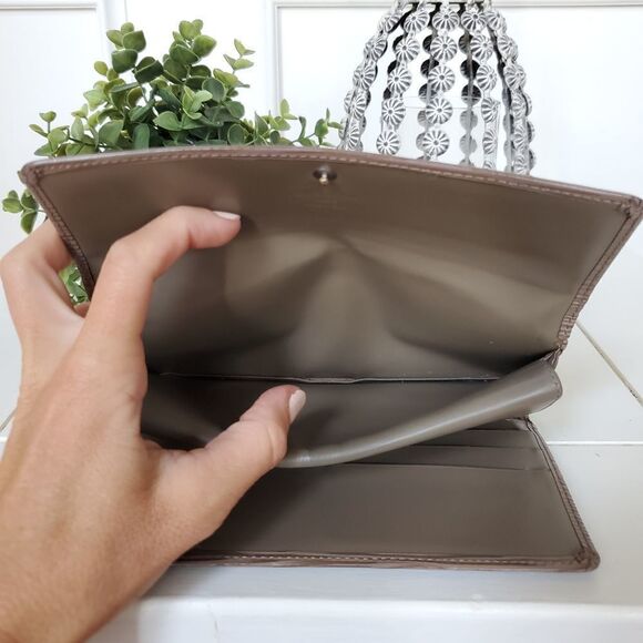 Louis Vuitton Gray Epi International Wallet - Picture 12 of 16